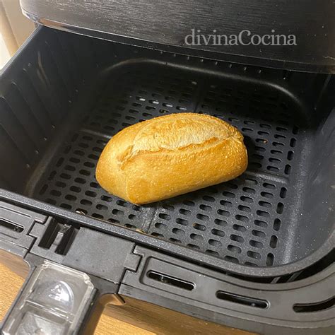 Rebanadas de pan tostándose en freidora de aire
