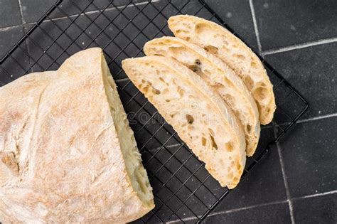 Tostadas recién hechas en una rejilla