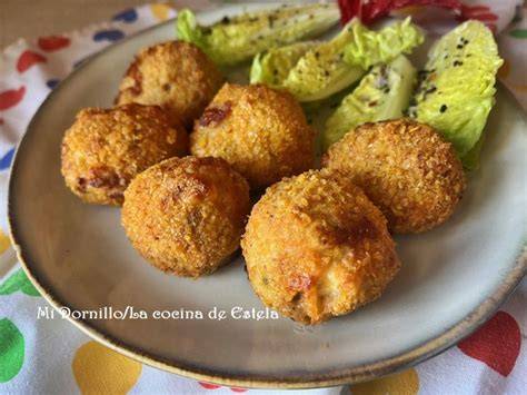 Bolitas de arroz jazmín con quesos y sobrasada en una tabla