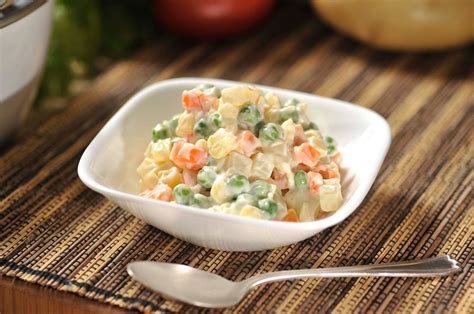 Mezcla de ingredientes para ensalada rusa
