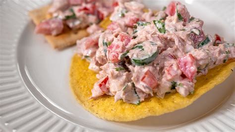 Ensalada de atún servida con tostadas