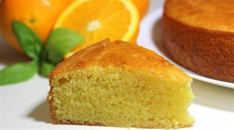 Torta de naranja esponjosa terminada y decorada