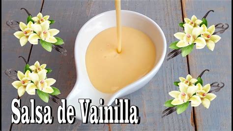 Salsa de vainilla en un tazón con vainas de vainilla