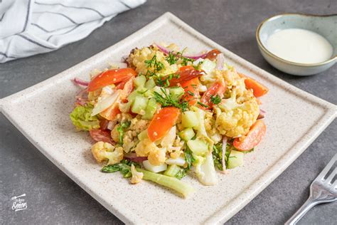Tortilla de coliflor recién hecha con ensalada