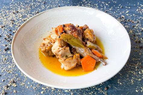 Conejo en escabeche servido en un plato