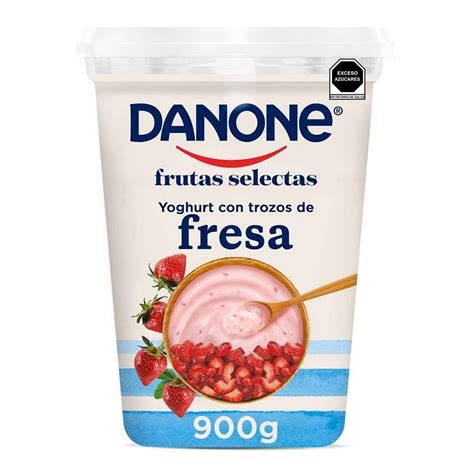 Yogur de fresa con trozos de fruta en tarros
