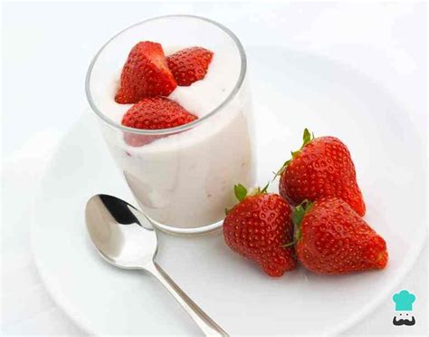 Tarros de yogur de fresa casero listos para refrigerar