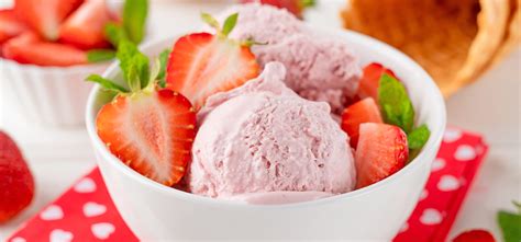 Bolitas de helado de fresa y yogur en un cuenco