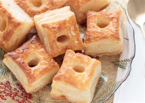 Café y té servidos junto a hojaldres de Astorga