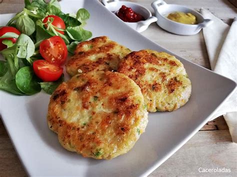 Hamburguesas de pollo y verduras listas para servir
