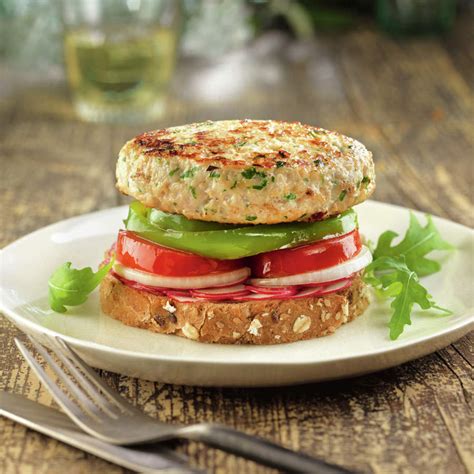 Ingredientes frescos para hamburguesas de pollo y verduras