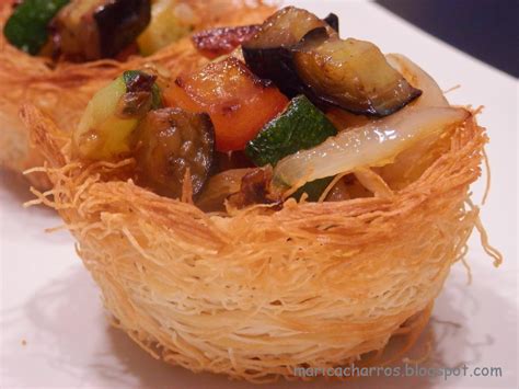Nidos de pasta con verduras salteadas