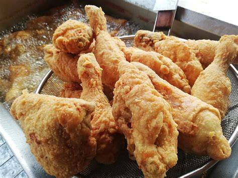 Pollo frito recién salido de la freidora