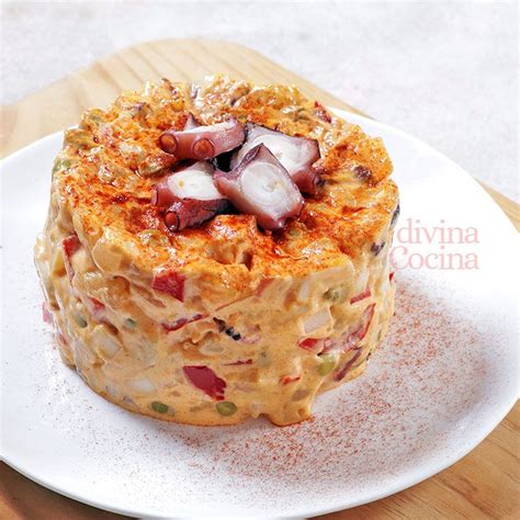 Ensaladilla de pulpo decorada con pimentón y rodajas de pulpo