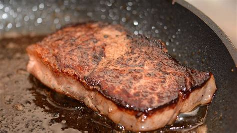 Sellado de la carne en una sartén