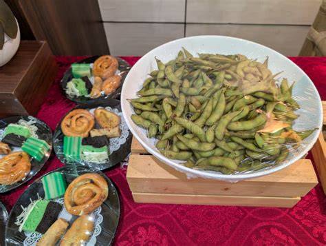 Variedad de aperitivos coloridos presentados en una mesa
