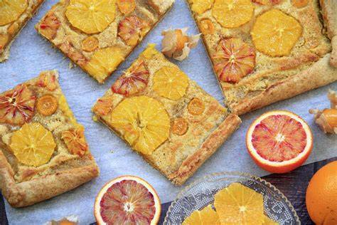Tarta rústica de almendras y naranja decorada con rodajas de naranja