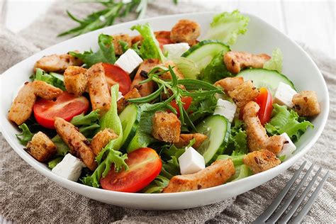 Ensalada fresca con pollo crujiente y queso de cabra