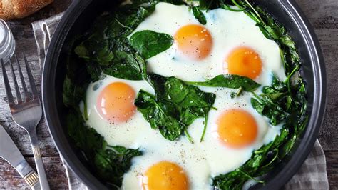 plato de espinacas con huevo cocinado al estilo casero