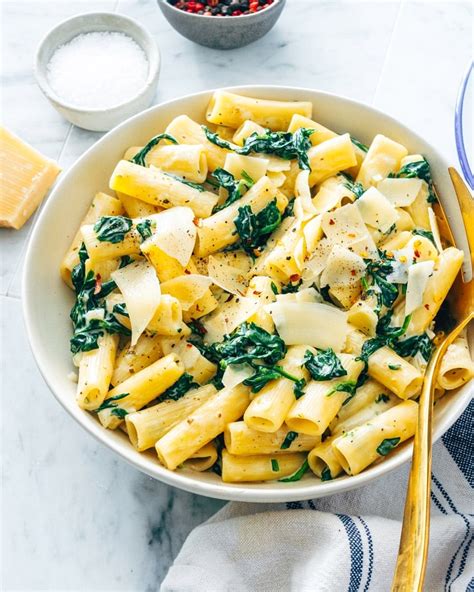 salsa de espinacas cremosa servida sobre pasta