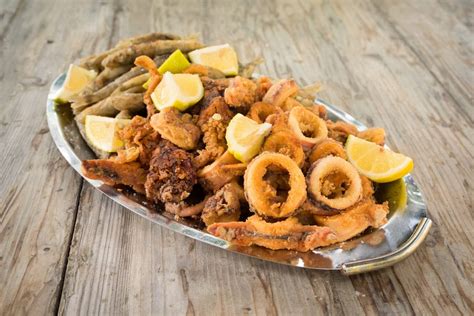 Frituras de pescado y papa doradas