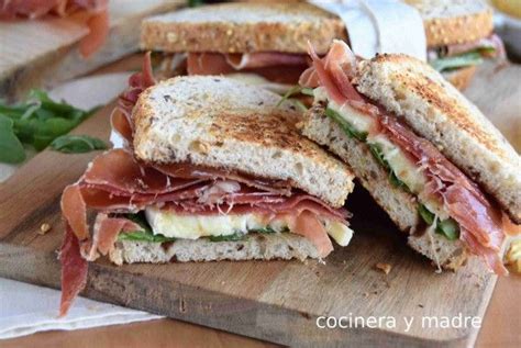 Sándwich de jamón serrano y queso Brie con rúcula y mermelada de frutos rojos