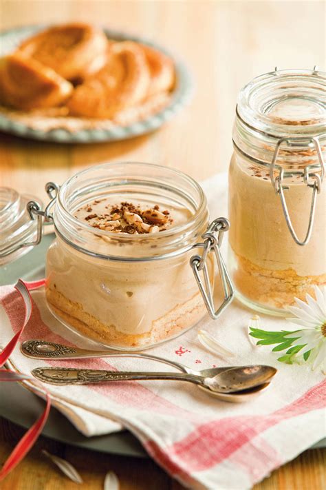 Mousse de leche condensada con bizcochos de soletilla en vasos