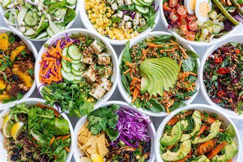 variedad de ingredientes coloridos para ensaladas