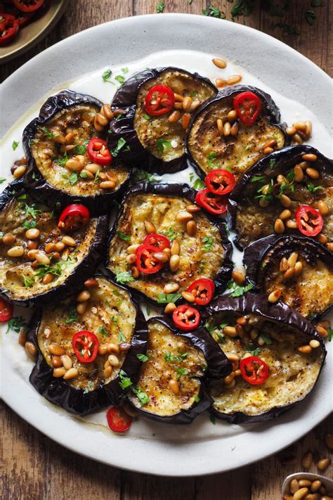 Berenjena asada con salsa de cacahuete
