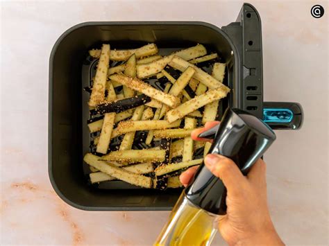 Freidora de aire cocinando berenjenas