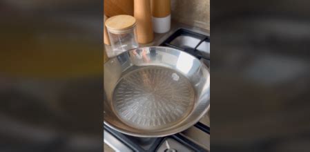 Prueba de la gota de agua para precalentar una sartén de acero inoxidable