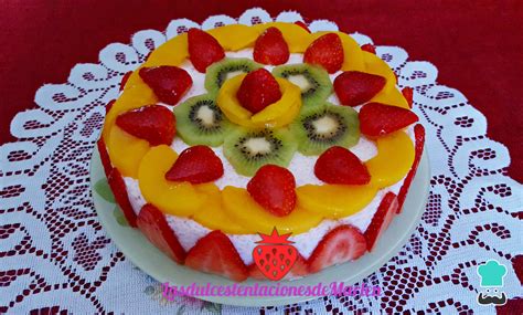 Torta fría de mora decorada con frutas frescas