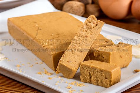 Bizcocho de turrón blando de Jijona en un plato decorado