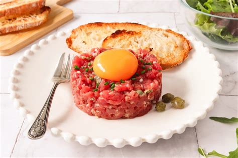 Plato de steak tartar con la yema de huevo recién puesta