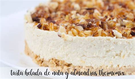 Tarta helada de almendras decorada con frutos secos