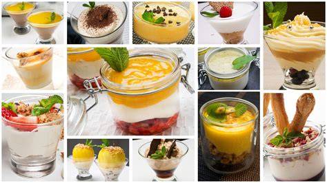 Postres variados servidos en copas desechables