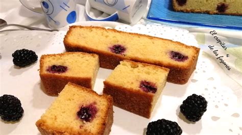 Selección de bizcochos y magdalenas con moras frescas