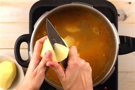 Chascar las patatas para un guiso