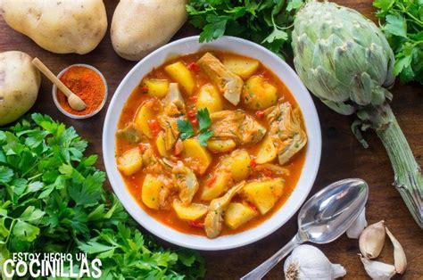 Guiso de patatas con alcachofas listo para servir