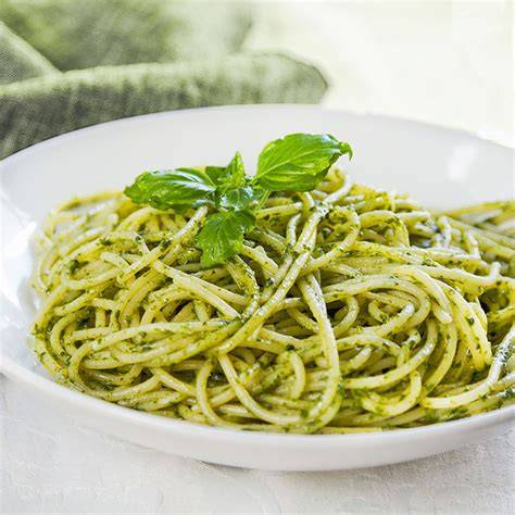 Plato de espagueti al pesto con albahaca fresca