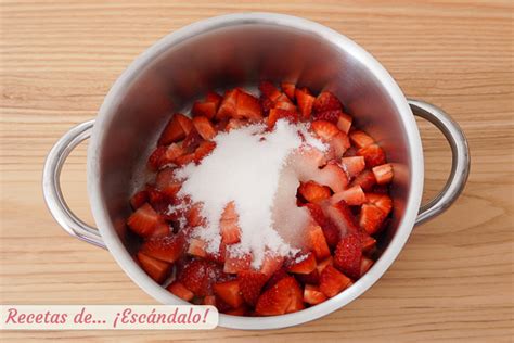 Cacerola con fresas cocinándose para mermelada
