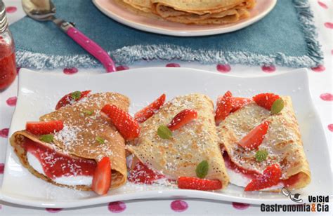 Crepes rellenos de fresa y queso listos para servir