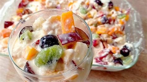 Ensalada de frutas frescas con uvas, ciruelas y moras
