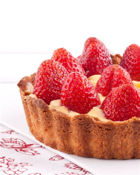 Fresas frescas sobre la crema pastelera