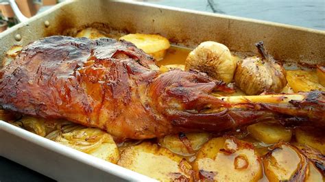 Paletilla de cordero asada al horno con patatas