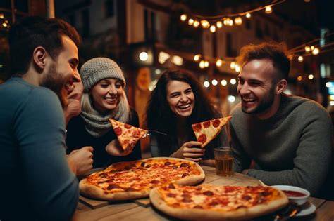 Interior de un Pizza Móvil con familias y amigos comiendo