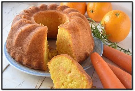 Torta de zanahoria y naranja cortada en porciones