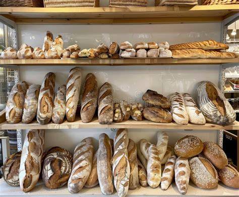 Surtido de panes artesanos recién horneados en una panadería