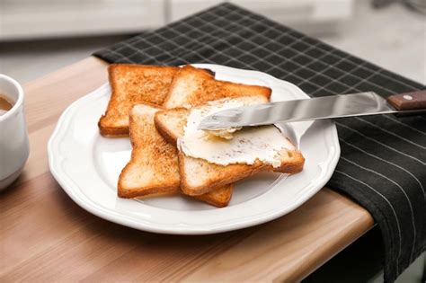 pan con mantequilla servido en un plato