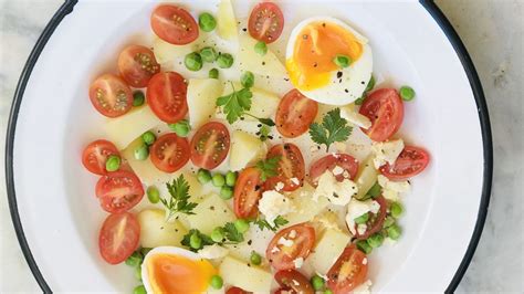 Ensalada fresca de papas arvejas y huevo